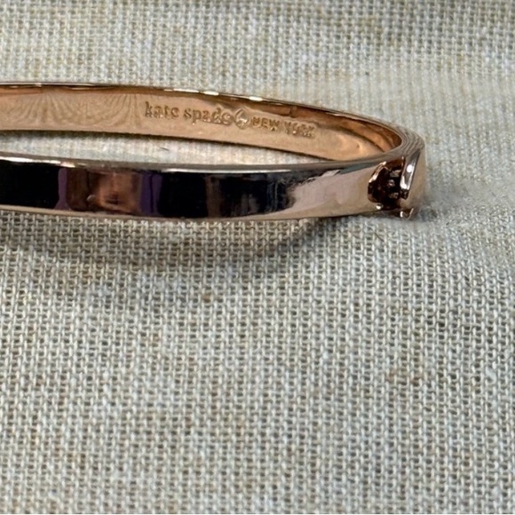 Kate Spade Heritage Spade Thin Metal Button Bangle rose gold - Picture 2 of 4